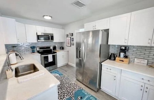 Fairoaks Manhattan Manor House | Fun, Trendy, Tropical 3/2 Pool Home in South Tampa! Close to everything!
