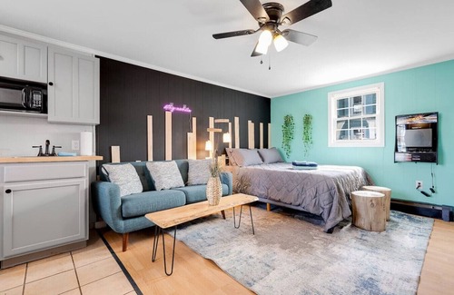 Old Orchard Beach Apartment | Fun Vibes Motel Suite - Trendy Beach Haven