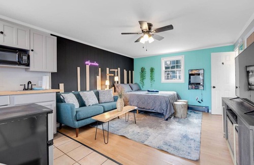 Old Orchard Beach Apartment | Fun Vibes Motel Suite - Trendy Beach Haven