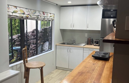 Paihia Apartment | Funky Studio Apartment in the centre of Paihia, Bay of Islands. Pet-Friendly