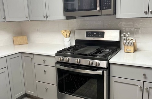 Oread Apartment | Funkytown Loft: 4BR, 2BA on Mass St, Steps to Dining & Entertainment