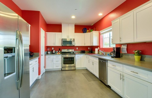 Anaheim Colony Historic District House | Funtierland + Walt's Place + Close to Disney + Shared Pool and Splash Pad
