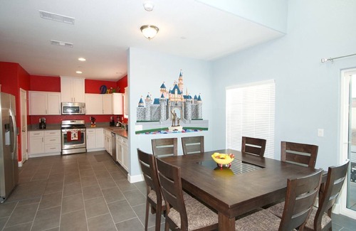 Anaheim Colony Historic District House | Funtierland + Walt's Place + Close to Disney + Shared Pool and Splash Pad