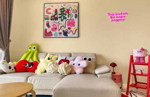 Central District Apartment | FunxVivid Seaview 2BR 2CP near SG CIQ KSL ZooJB Free Netflix WiFI