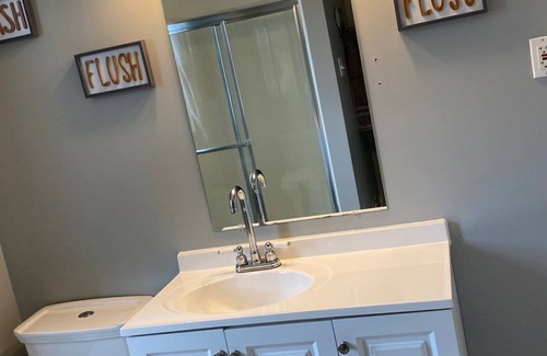 Quincy Apartment | Furnished 2 Bedroom Apartment Centrally Located