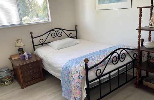 Gibsons House | Furnished 3 bedrooms and 1.5 bathroom upstairs suite