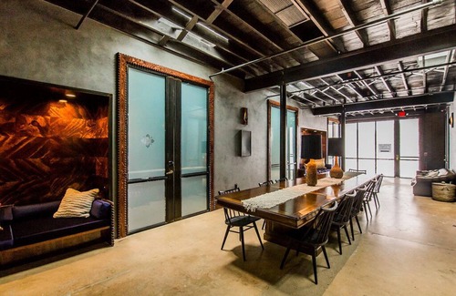 Central East Austin Apartment | Furnished apartment in downtown ATX with on-site coffee shop and bar