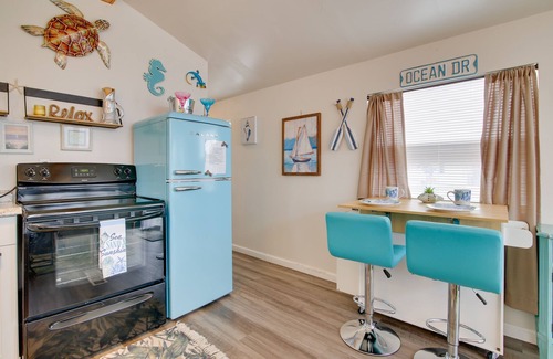 Port Isabel Cottage | Furnished Deck: Waterfront Port Isabel Cottage!