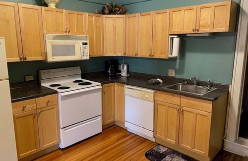 Hannibal Apartment | Furnished efficiency for healthcare workers and executives in historic downtown.