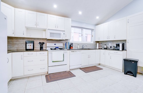 Pickering House | Furnished Family Home ★ KING BED ★ Parking ★ BBQ ★ Backyard ★ Discounted Price