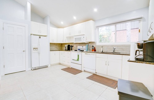 Pickering House | Furnished Family Home ★ KING BED ★ Parking ★ BBQ ★ Backyard ★ Discounted Price