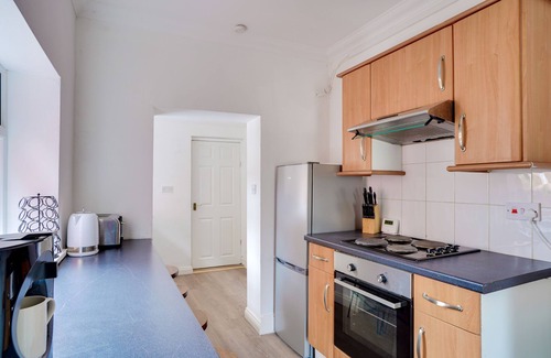 Newbottle House | Furnished house Free parking 6 Guest