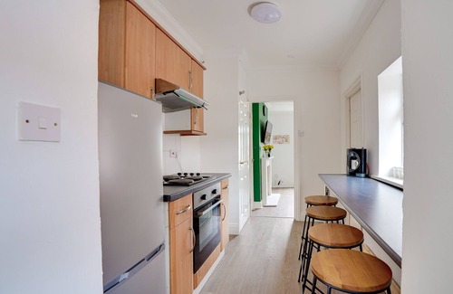 Newbottle House | Furnished house Free parking 6 Guest