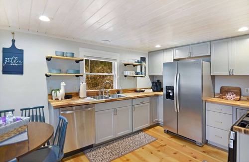 Ellijay Cabin | Furnished Mid Term Rental | Mountain Views! Hot Tub & Firepit