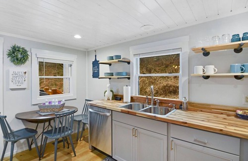 Ellijay Cabin | Furnished Mid Term Rental | Mountain Views! Hot Tub & Firepit