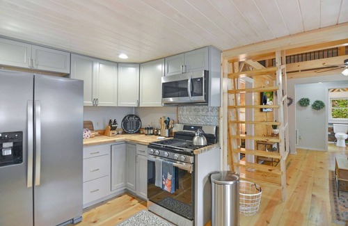 Ellijay Cabin | Furnished Mid Term Rental | Mountain Views! Hot Tub & Firepit