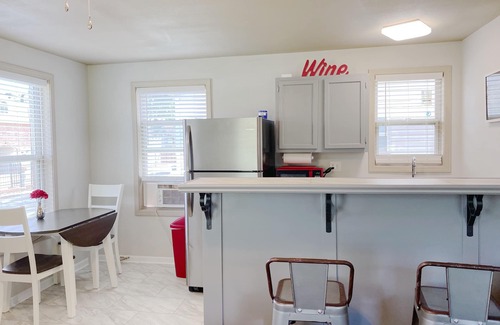Lakeland House | Furnished Red Studio central location near restaurants, Lake & shopping