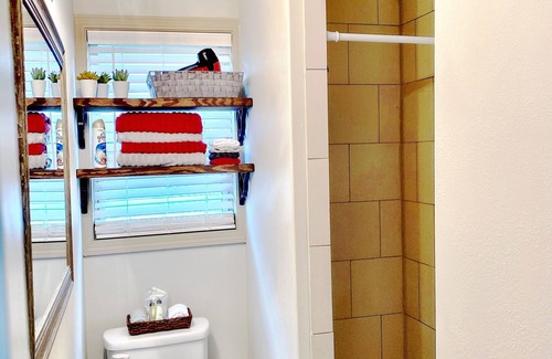 Lakeland House | Furnished Red Studio central location near restaurants, Lake & shopping