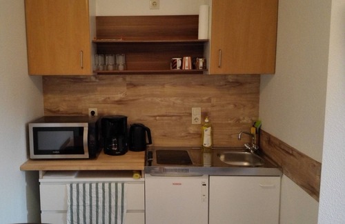 Westerweyhe Apartment | Furnished room 2 beds, small kitchen, own bathroom with shower