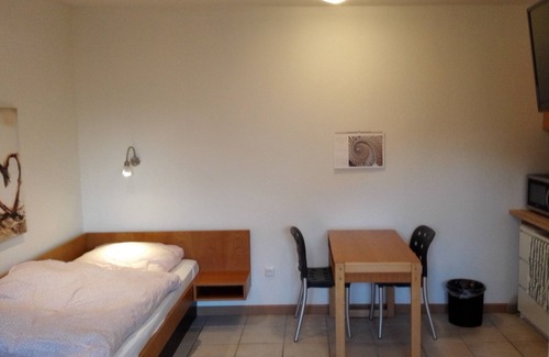 Westerweyhe Apartment | Furnished room 2 beds, small kitchen, own bathroom with shower