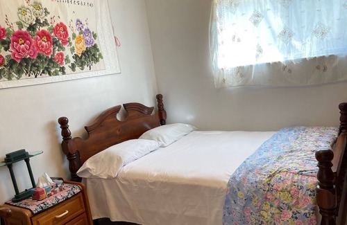 Gibsons House | Furnished whole house 5 bedrooms and 2.5 bathrooms for rent