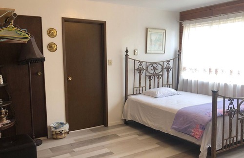 Gibsons House | Furnished whole house 5 bedrooms and 2.5 bathrooms for rent
