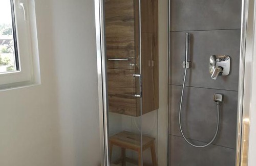 Feucht House | Gästezimmer mit eigenem Bad in Reihenmittelhaus