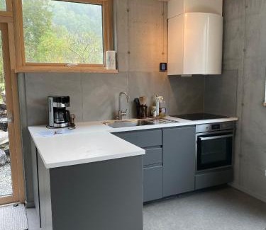 Vindafjord Apartment | Gårdsovernatting med fjell og fjord!