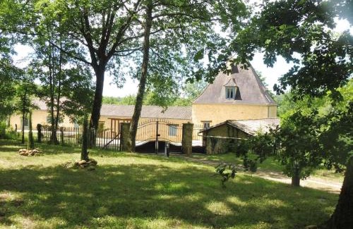 Sainte-Alvere-Saint-Laurent-les-Batons House | Gîte à la ferme avec piscine