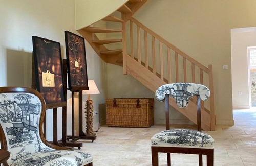 Ainay-le-Vieil House | Gîte élégant avec jardin privé, climatisation et parking à Ainay-le-Vieil - FR-1-586-7