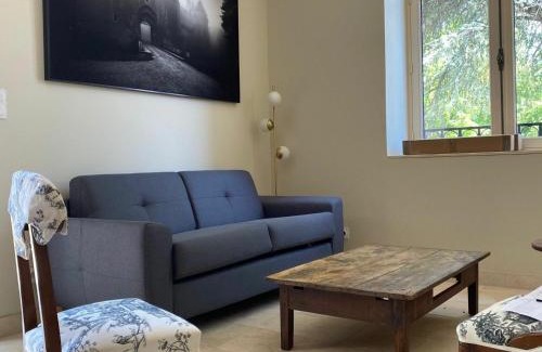 Ainay-le-Vieil House | Gîte élégant avec jardin privé, climatisation et parking à Ainay-le-Vieil - FR-1-586-7