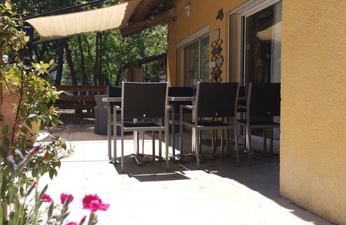 Cabrieres-d'Avignon House | Gîte 4 Étoiles Dans un Écrin de Verdure, Proche Tous Commerces, Piscine
