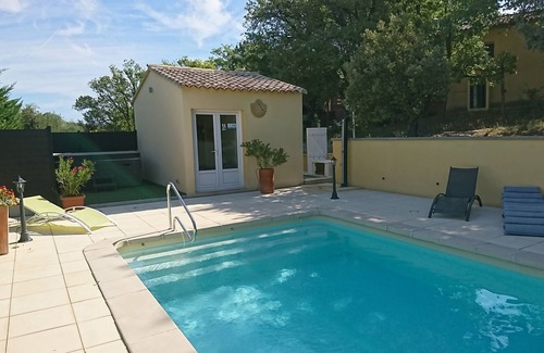 Cabrieres-d'Avignon House | Gîte 4 Étoiles Dans un Écrin de Verdure, Proche Tous Commerces, Piscine