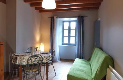 Arlempdes House | Gîte 4 pers avec cour, vue Loire - FR-1-582-122