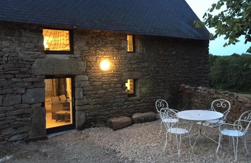 Landevant House | Gîte au Calme 2 à 6 personnes dans un paysage totalement paisible -plages à 22 min- Quite Cottage 2 to 6 persons in total peaceful landscape -beaches at 22 min-