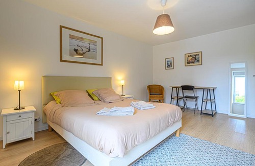 Ploneour-Lanvern House | Gîte Authentique Breton