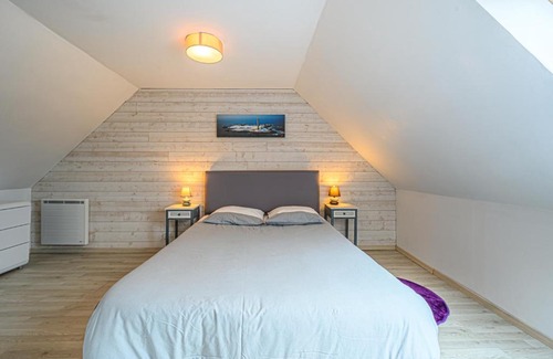 Ploneour-Lanvern House | Gîte Authentique Breton