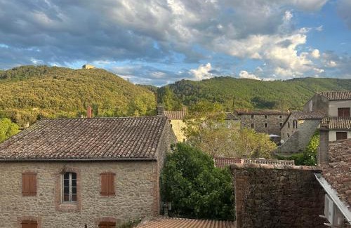 Meyrannes House | Gîte cévenol de caractère tout équipé, piscine, aire de jeu et jardin
