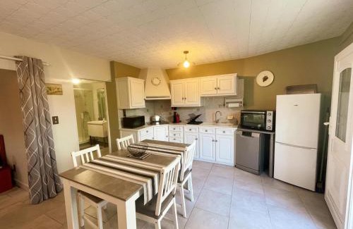 Montbazon House | Gîte charmant à Montbazon avec terrasse, jardin et parking - FR-1-381-599