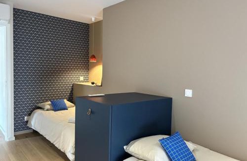 Ebreuil House | Gîte Contemporain au Cœur du Village avec Jardin et Climatisation - FR-1-489-551