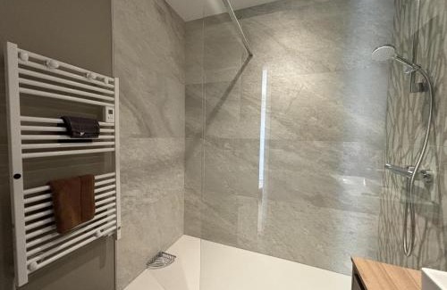Ebreuil House | Gîte Contemporain au Cœur du Village avec Jardin et Climatisation - FR-1-489-551