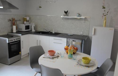 Cherveix-Cubas House | Gîte cosy 4 pers., terrasse, proche activités nature, WiFi, parking à Cherveix-Cubas - FR-1-616-392