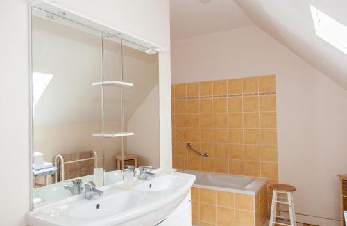 Arthon House | Gîte cosy en Berry avec jardin et parking, proche de Châteauroux, pour 10 personnes - FR-1-591-31