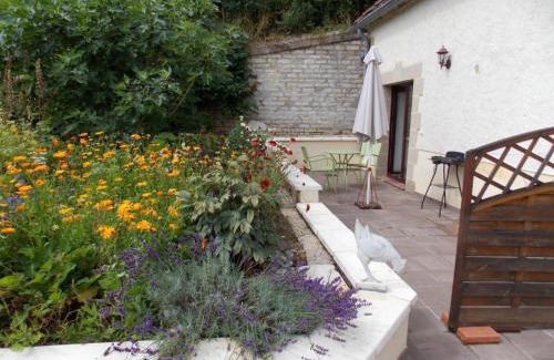 Neuvy Apartment | Gîte de charme rural avec terrasse, jardin privé, chevaux à proximité et équipements modernes - FR-1-489-213