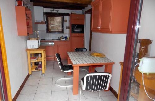 Neuvy Apartment | Gîte de charme rural avec terrasse, jardin privé, chevaux à proximité et équipements modernes - FR-1-489-213