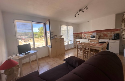 Aigues-Mortes Apartment | Gîte de la Cave - Charmant Gîte provençal avec une chambre