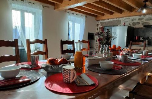 Chalmazel-Jeansagniere House | Gîte en pierre rénové avec jardin et WiFi à Chalmazel-Jeansagnière - FR-1-496-253