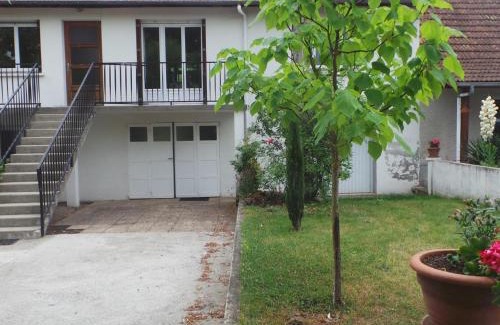 Creuzier-le-Neuf House | Gîte familial avec piscine partagée, cheminée et jardin clos près de Vichy - FR-1-489-76