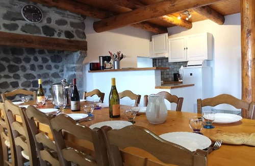 Mezeres House | Gîte familial avec cour, ping-pong, proche Lyon et Clermont-Ferrand - FR-1-582-330