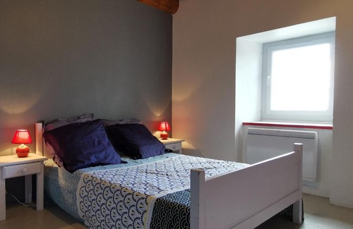 Mezeres House | Gîte familial avec cour, ping-pong, proche Lyon et Clermont-Ferrand - FR-1-582-330